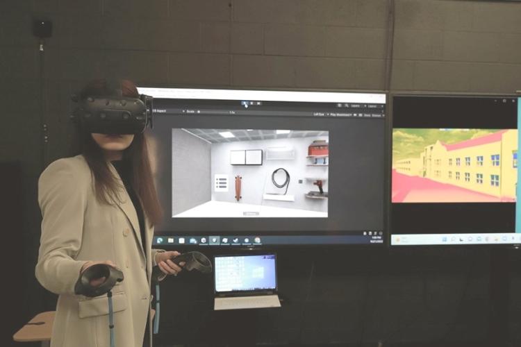 Student in VR lab