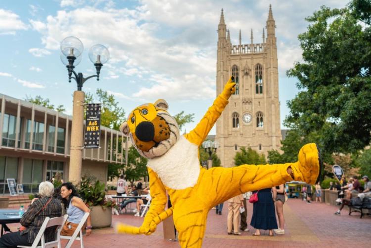 truman the tiger on lowry mall